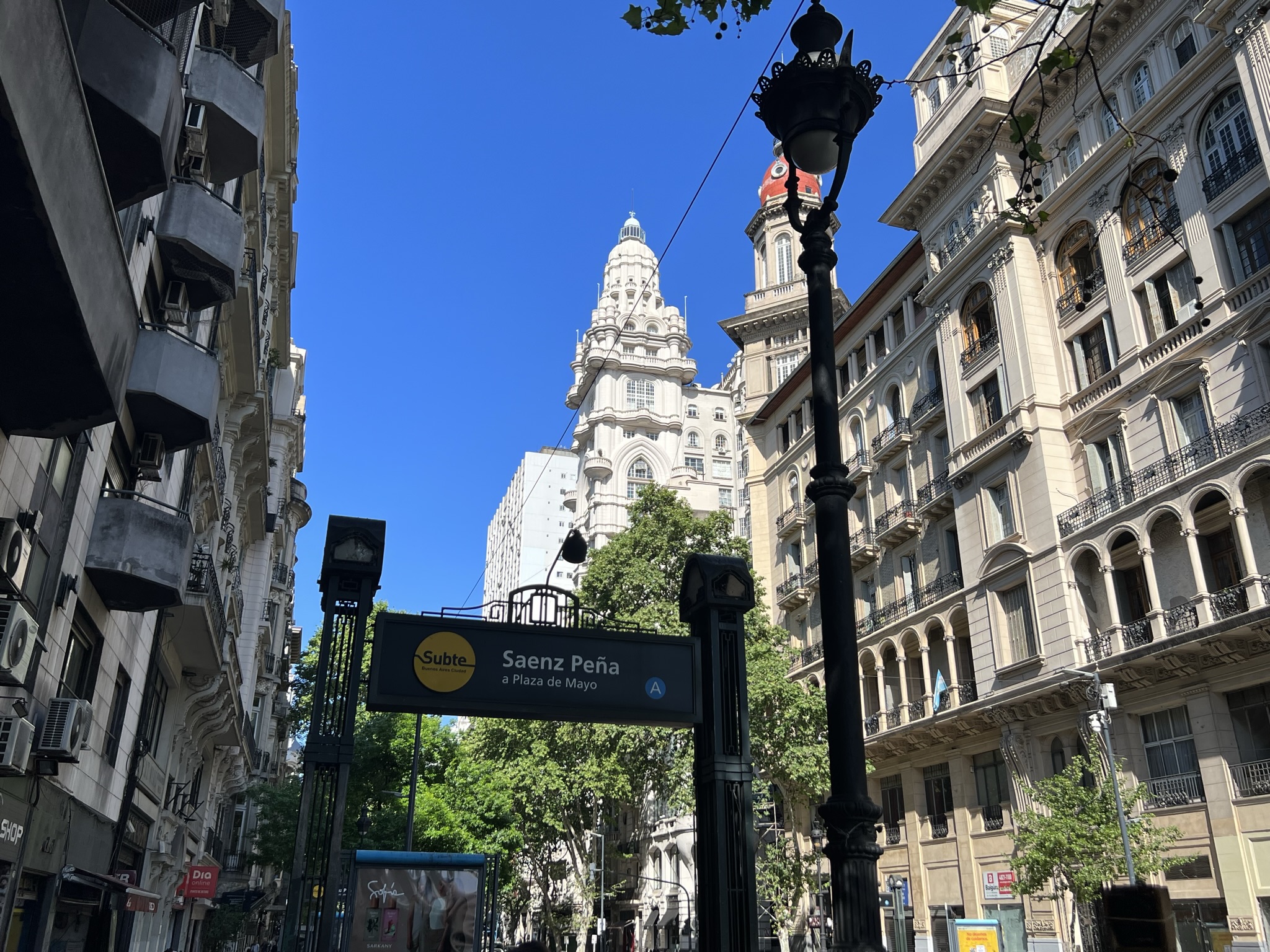 View of Palacio Barolo from the street behind a Subway entrance