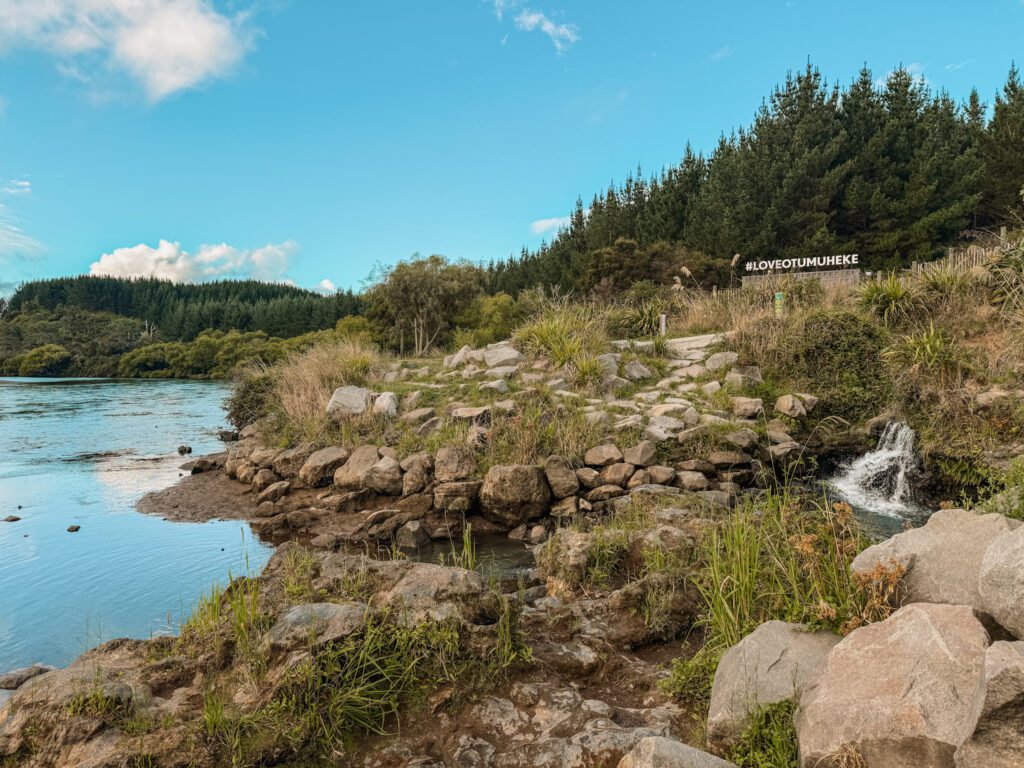 A river flowing next to a rocky bank in Taupo