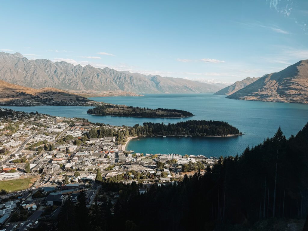 A town sitting on the edge of lake between mountains that can be visiting on your trip between Queenstown and Christchurch