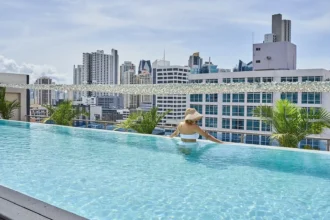 Gran Evenia Panama hotel rooftop pool with Panama City skyline in the background - Gran Evenia Panama City top hotel El Cangrejo