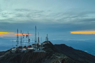 View of the Pacific and Caribbean oceans from the summit of Volcan Baru at sunrise - Volcan Baru hike