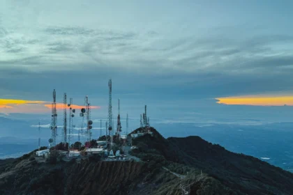 View of the Pacific and Caribbean oceans from the summit of Volcan Baru at sunrise - Volcan Baru hike