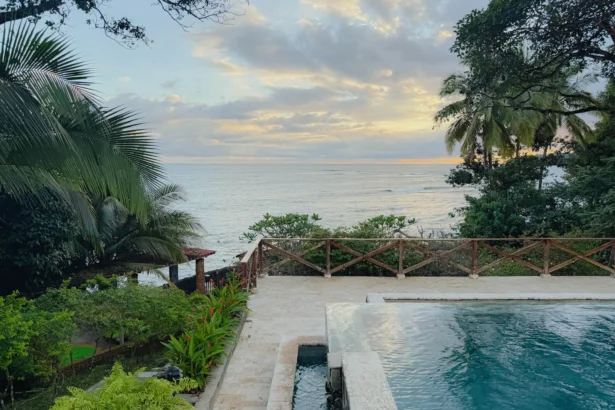 Infinity pool overlooking the Pacific Ocean at sunset in Santa Catalina, Panama