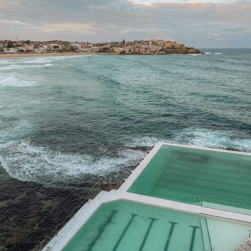 A pool going over the ocean at sunset - Sydney itinerary
