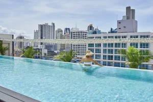 Gran Evenia Panama hotel rooftop pool with Panama City skyline in the background - Gran Evenia Panama City top hotel El Cangrejo